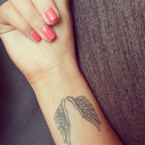 28 Elegant Angel Wings Tattoos On Wrists