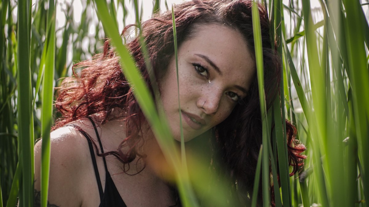 Canada S Rising Star Poesy Releases Powerful Pop Rock Single Diamonds