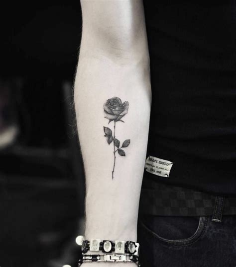 Tatuaje De Rosas Para Hombre: Diseños Únicos y Significados