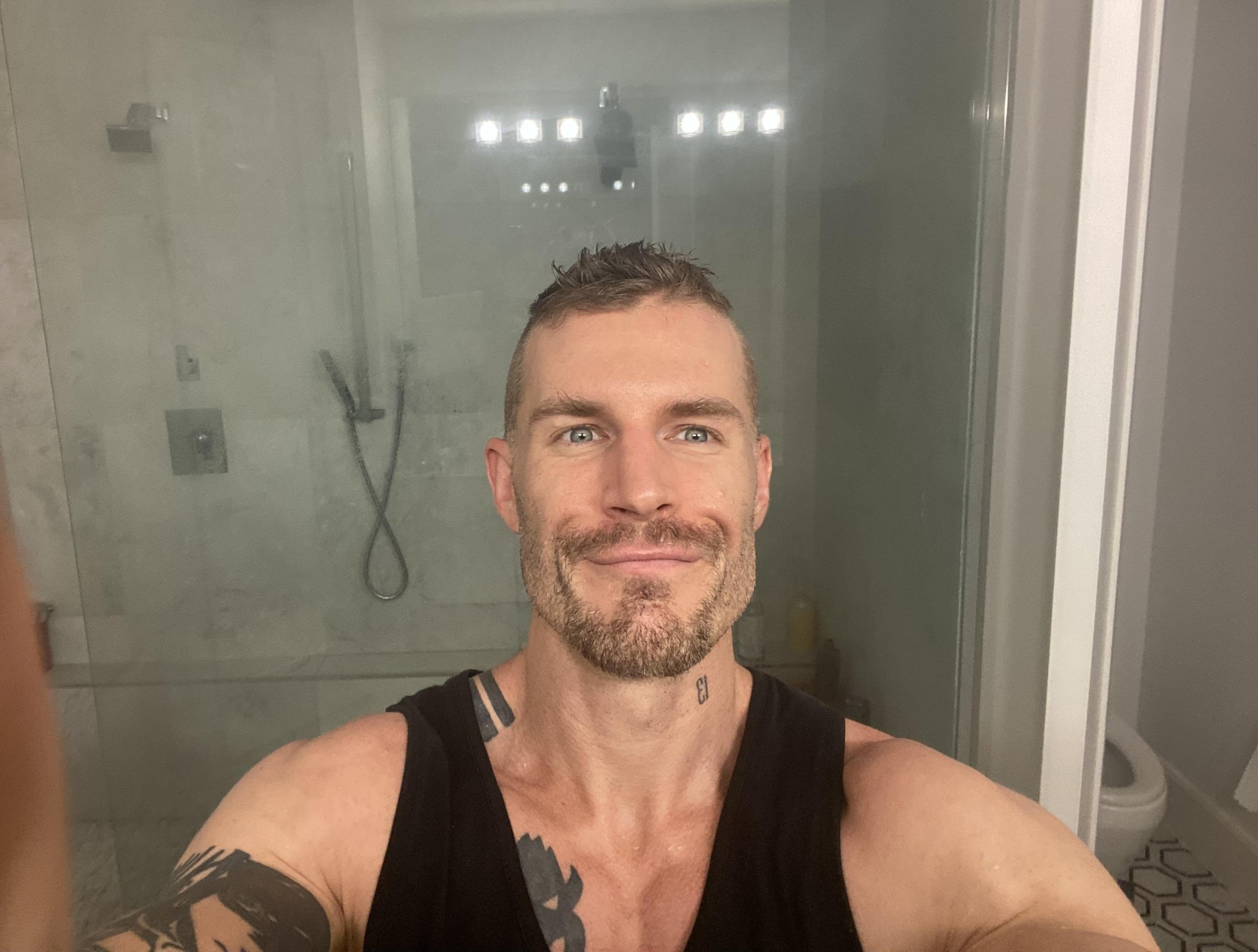 How Alex Becker Uses Leverage on Twitter to Grow Influence